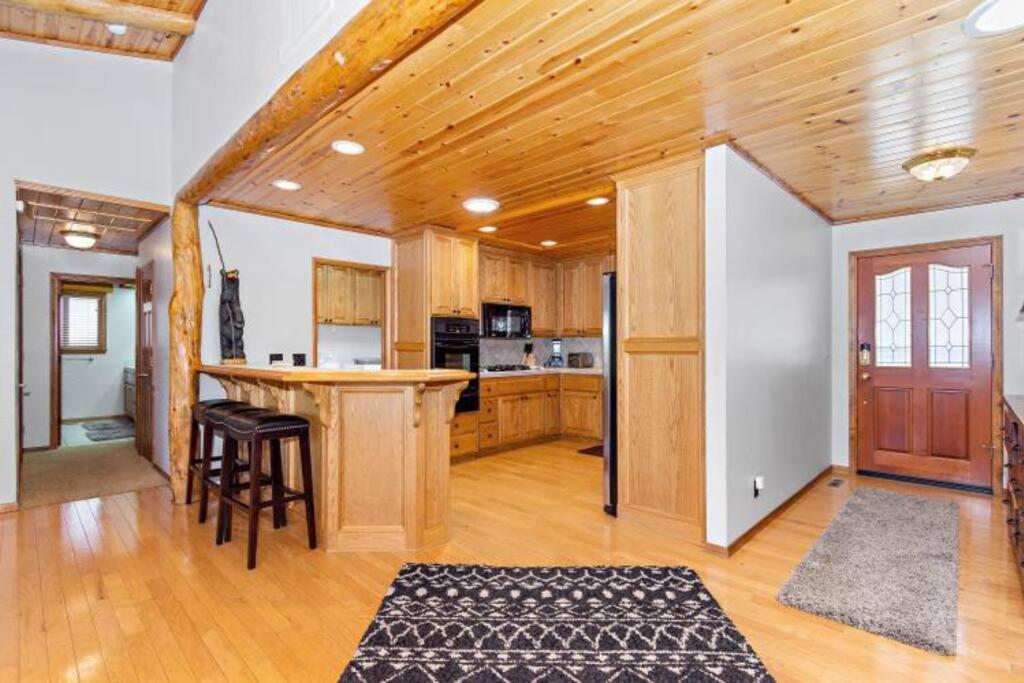 Custom Single Story Cabin With Jacuzzi Pool Table & Big Game Room With Arcade Games Big Bear Lake Kültér fotó