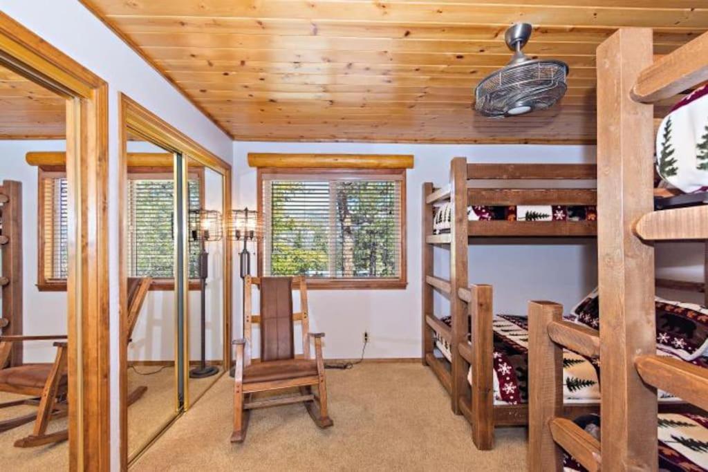 Custom Single Story Cabin With Jacuzzi Pool Table & Big Game Room With Arcade Games Big Bear Lake Kültér fotó