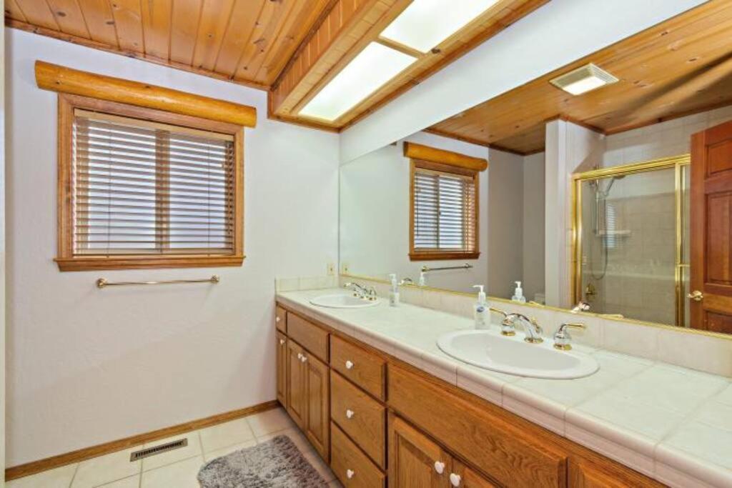 Custom Single Story Cabin With Jacuzzi Pool Table & Big Game Room With Arcade Games Big Bear Lake Kültér fotó